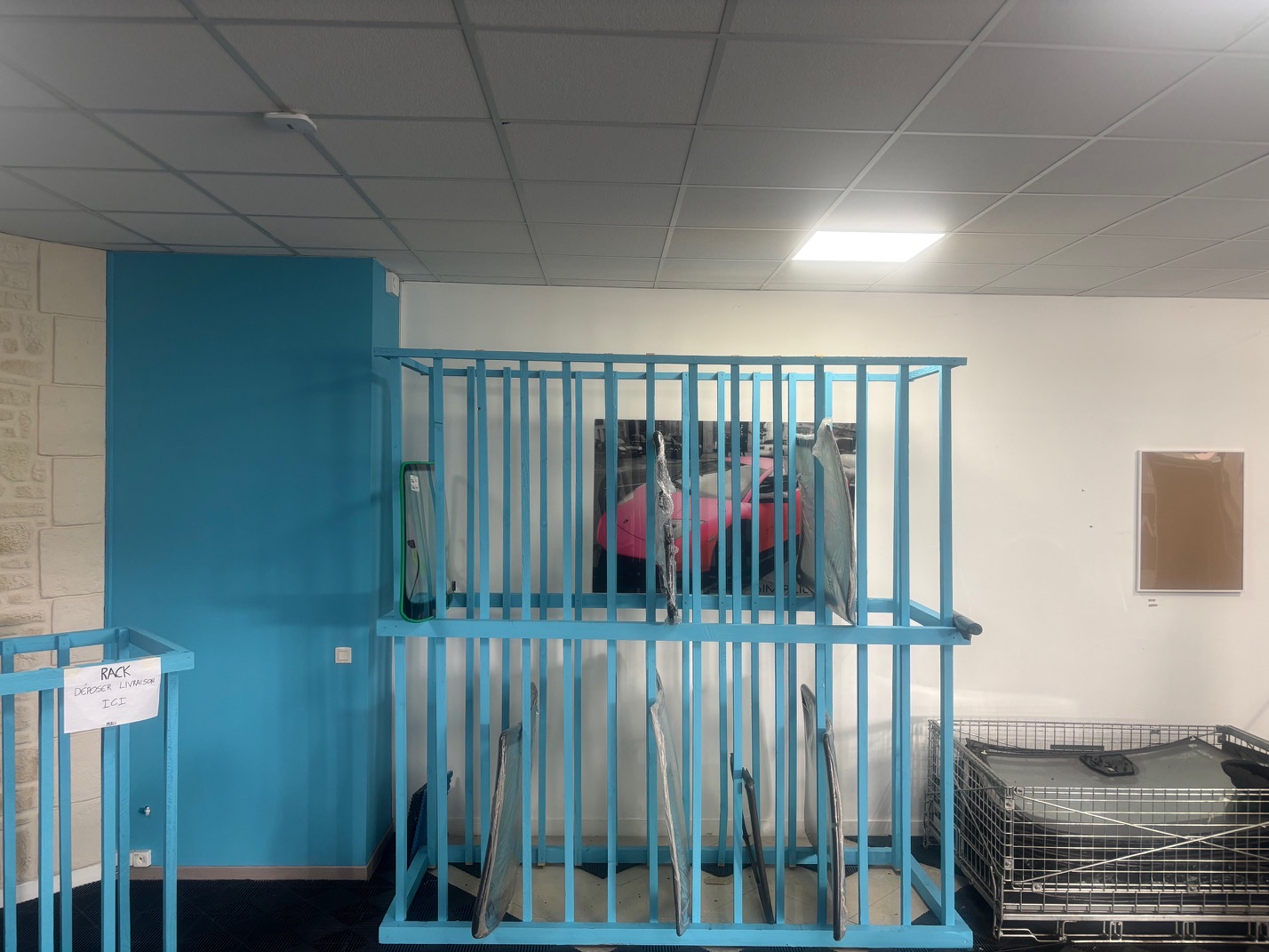 Pare-brise ranger dans un présentoir